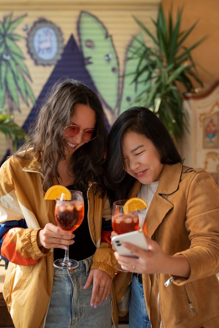 people-drinking-cocktails (1)